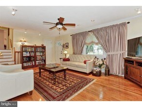 52 Shady Brook Ln in Princeton, NJ - Foto de edificio - Building Photo