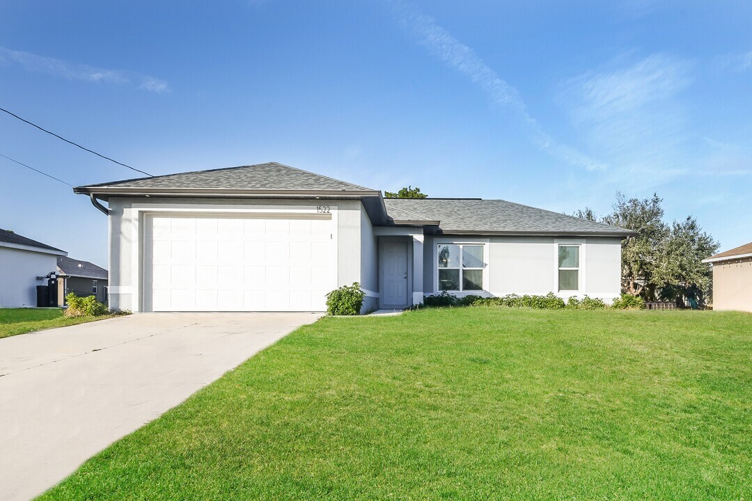1522 NW 21st Pl in Cape Coral, FL - Building Photo
