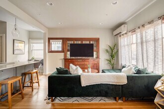 3046 NE Glisan St in Portland, OR - Building Photo - Building Photo