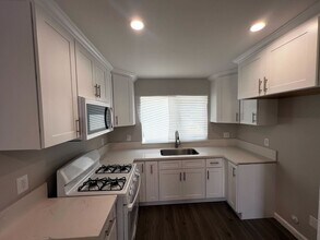 2516 E Anaheim St in Long Beach, CA - Building Photo - Building Photo