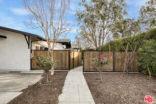 7310 Woodley Ave in Los Angeles, CA - Building Photo
