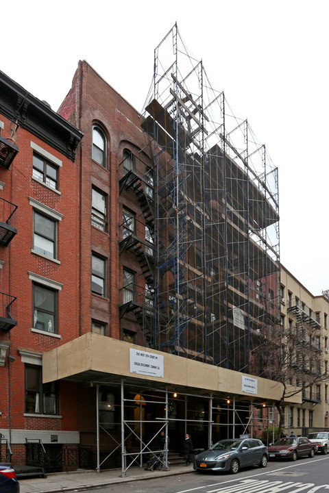 253-255 W 15th St in New York, NY - Building Photo