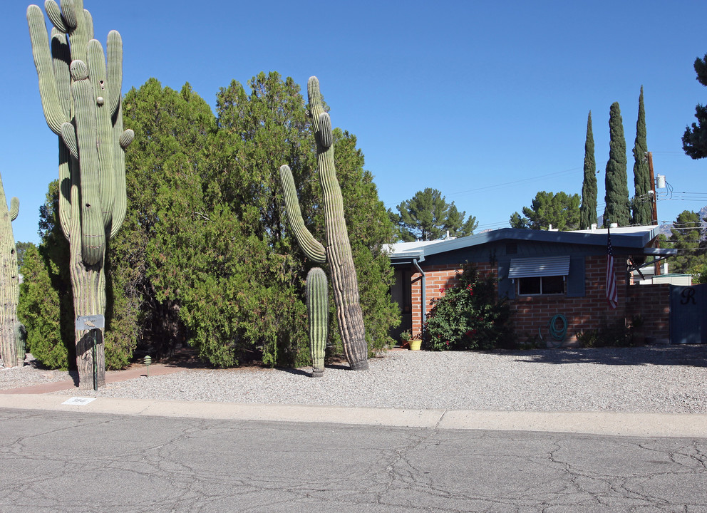 5839-5841 E North St in Tucson, AZ - Foto de edificio