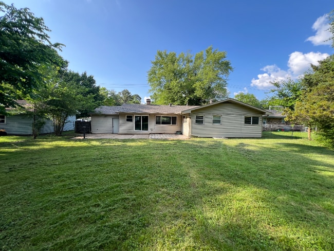 2121 W Wedington Dr in Fayetteville, AR - Building Photo - Building Photo