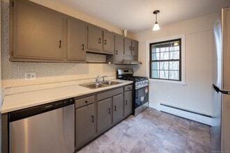 549 Russell Rd in Westfield, MA - Foto de edificio - Building Photo