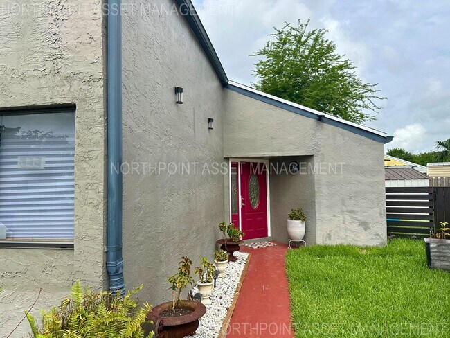 2410 SW 87th Terrace in Miramar, FL - Building Photo - Building Photo