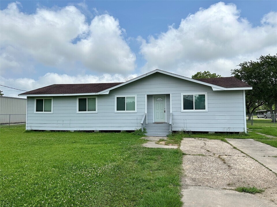 6315 Avenue T in Santa Fe, TX - Building Photo