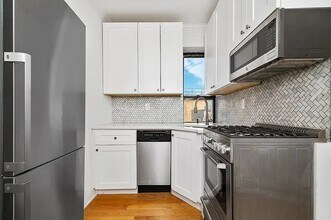 380 S 4th St, Unit 27 in Brooklyn, NY - Foto de edificio - Building Photo