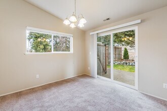 12215 121st Ave Ct E in South Hill, WA - Foto de edificio - Building Photo