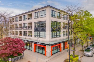 2933 W Broadway St in Vancouver, BC - Building Photo