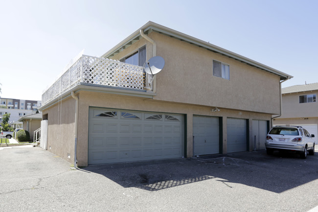 18532 Demion Ln in Huntington Beach, CA - Foto de edificio - Building Photo