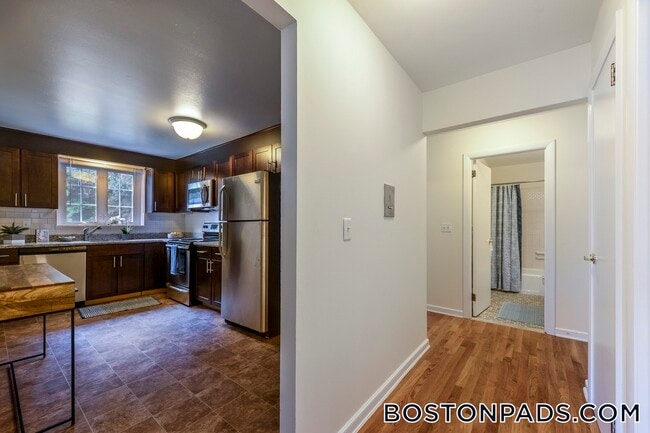 8 Captain Parker Arms in Lexington, MA - Building Photo - Building Photo