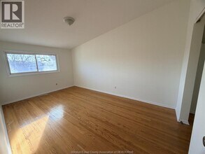 1730 Columbia Ct in Windsor, ON - Building Photo - Building Photo
