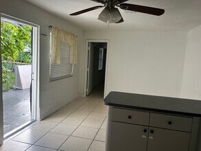 1281 W 61st Pl in Hialeah, FL - Foto de edificio - Building Photo