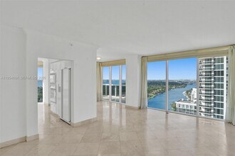 4775 Collins Ave in Miami Beach, FL - Building Photo - Building Photo