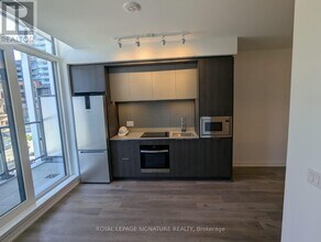 395 Square One Dr in Mississauga, ON - Building Photo - Building Photo