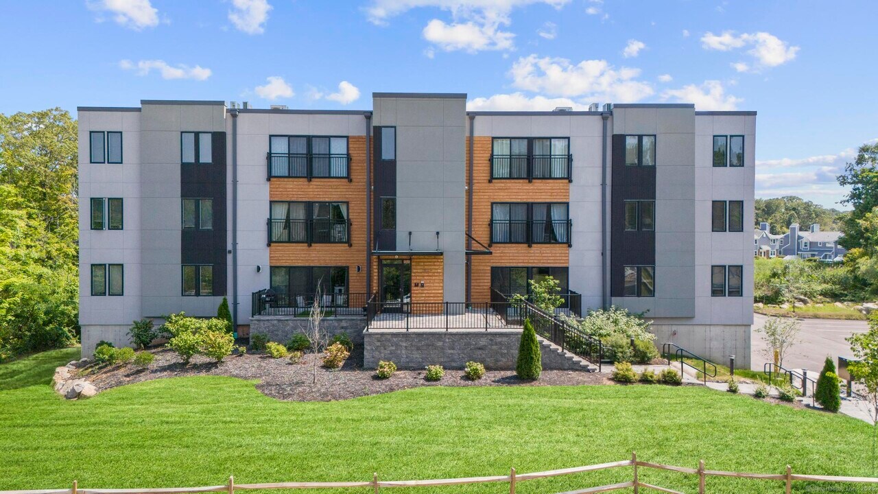 245 E Main St in Branford, CT - Building Photo