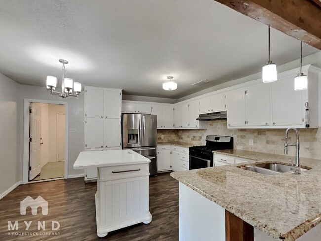 612 S Rough Creek Ct in Granbury, TX - Building Photo - Building Photo
