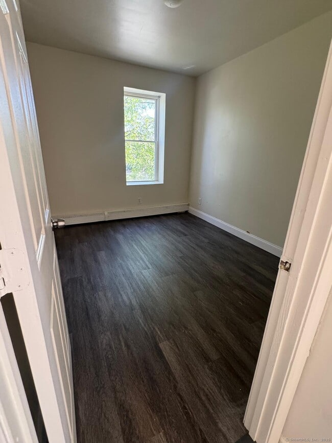 1057 E Main St in Bridgeport, CT - Foto de edificio - Building Photo