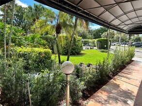200 Lakeview Dr in Weston, FL - Building Photo - Building Photo