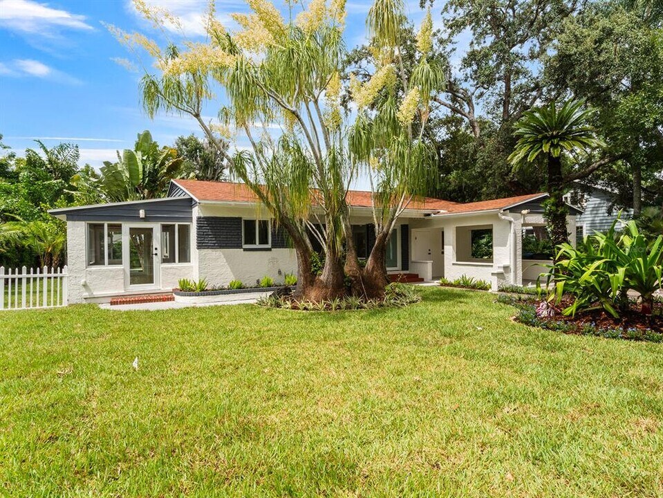1381 Canterbury Rd in Winter Park, FL - Foto de edificio
