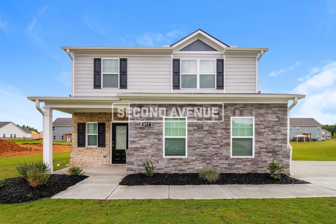 571 Meadows Farm Dr in Monroe, GA - Building Photo