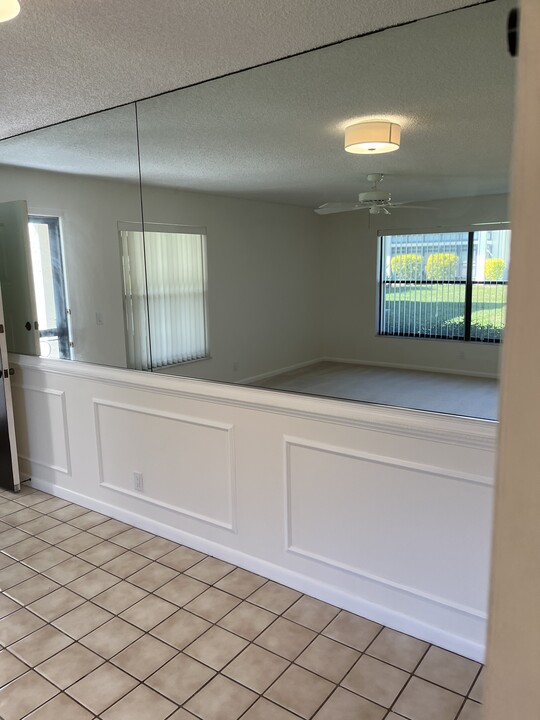 121 SW South River Dr, Unit 121-103 in Stuart, FL - Building Photo