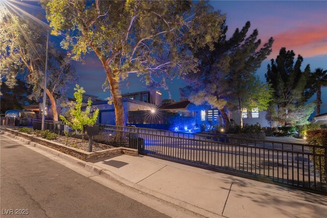 2905 La Mesa Dr in Henderson, NV - Foto de edificio - Building Photo