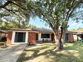 913 Wimberly St in Angleton, TX - Building Photo