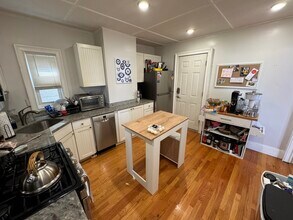 41 Cross St, Unit A in Somerville, MA - Foto de edificio - Building Photo