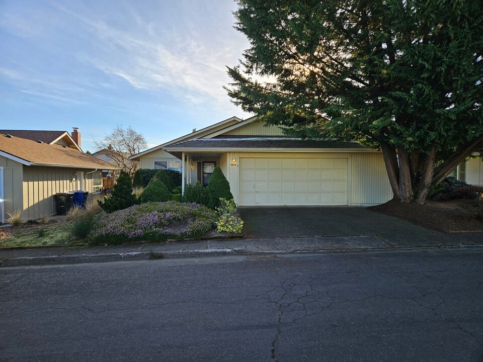 1804 Woodstock Cir NW in Salem, OR - Building Photo