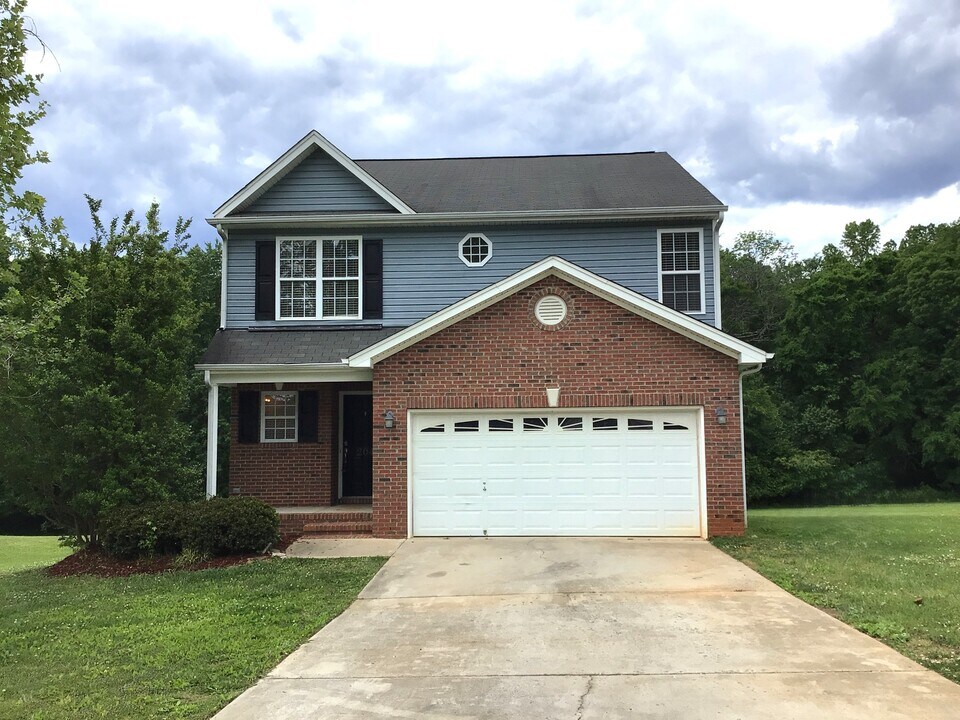 204 Falcon Rd in Gibsonville, NC - Building Photo