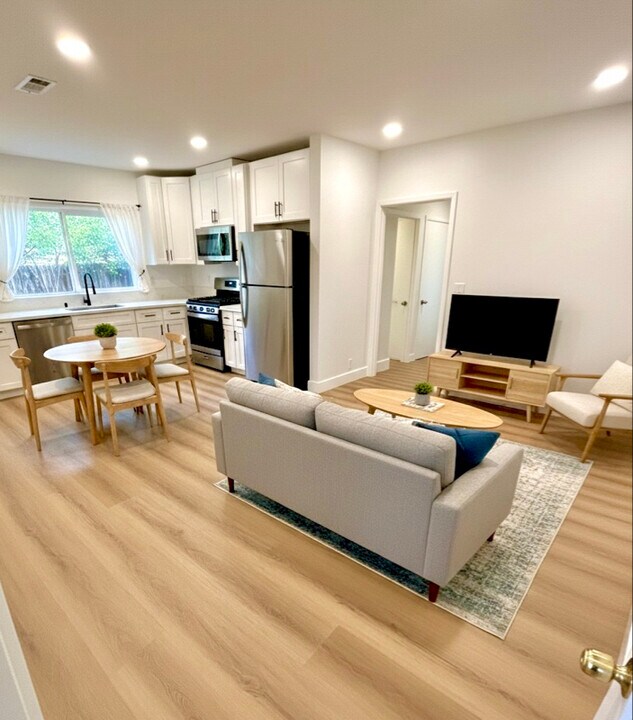 854 Orange Ave in Long Beach, CA - Foto de edificio