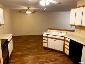 3804 Creek Hill Dr in Bettendorf, IA - Building Photo - Building Photo