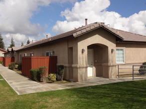 West Day Park Meadows in Bakersfield, CA - Foto de edificio - Building Photo