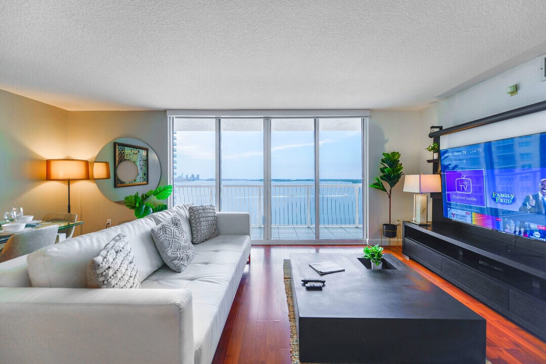 1200 Brickell Bay Dr in Miami, FL - Building Photo