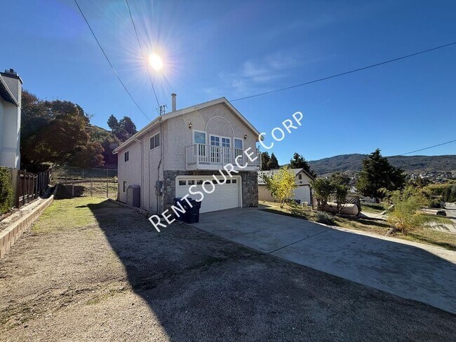 43328 Lookabout Rd in Lake Hughes, CA - Building Photo - Building Photo