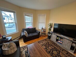 29 Cameron Ave, Unit 1 in Somerville, MA - Foto de edificio - Building Photo