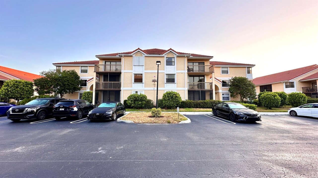 5641 Riverside Dr, Unit 204 in Coral Springs, FL - Building Photo