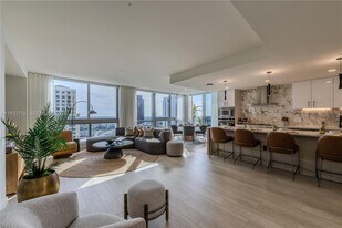 333 N New River Dr E in Fort Lauderdale, FL - Building Photo