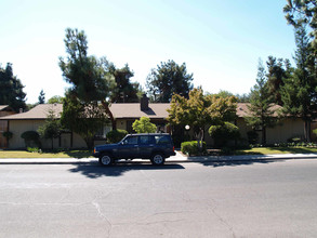 180 W 9th St in Clovis, CA - Building Photo - Building Photo