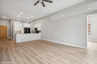 939 W Madison St, Unit 410 in Chicago, IL - Building Photo - Building Photo