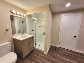 7451 NE 146th St, Unit Finn Hill in Kenmore, WA - Foto de edificio - Building Photo