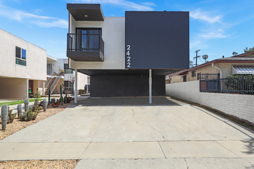 2422 Meadowvale Ave in Los Angeles, CA - Foto de edificio