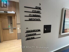 395 Square One Dr in Mississauga, ON - Building Photo