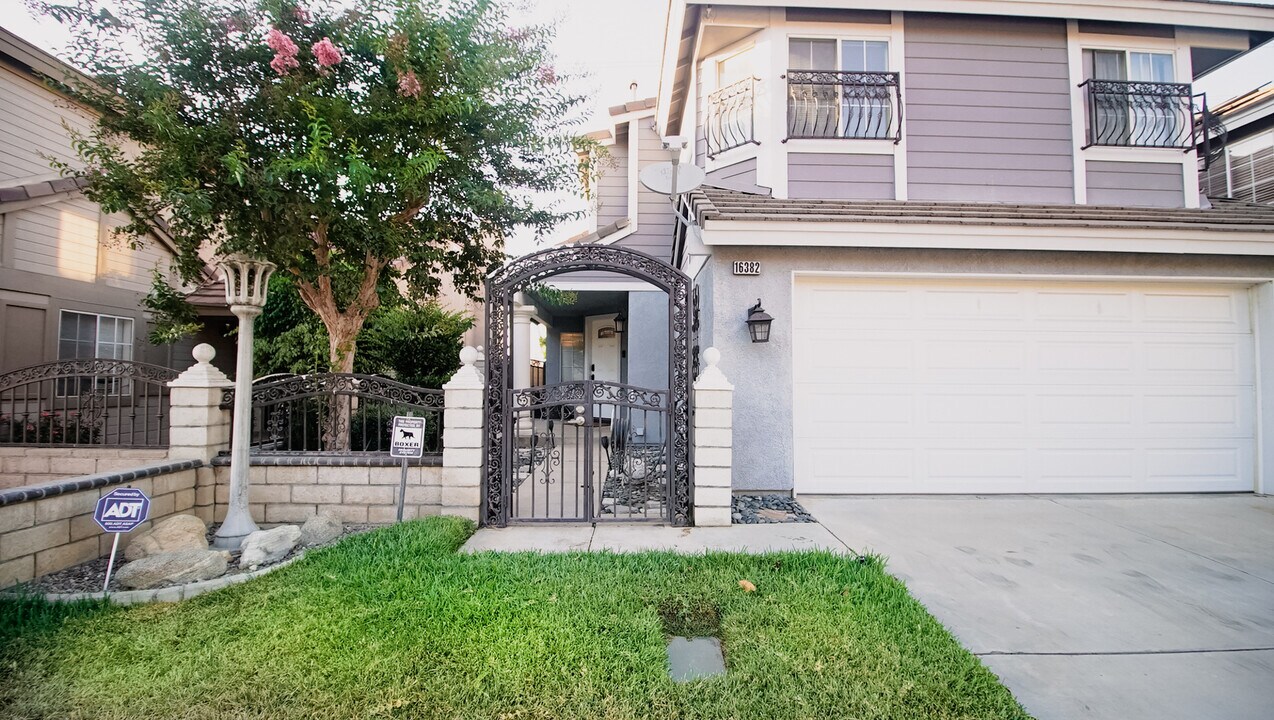 16382 Applegate Dr in Fontana, CA - Building Photo