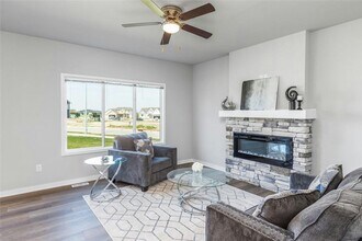 16605 Oakwood Dr in Urbandale, IA - Building Photo - Building Photo