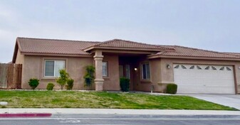 5023 Mar Grande Dr in Bakersfield, CA - Building Photo
