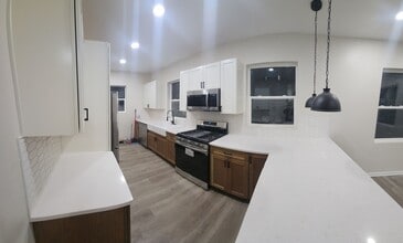 639 Algona Ave, Unit 1002 in Elgin, IL - Building Photo - Building Photo