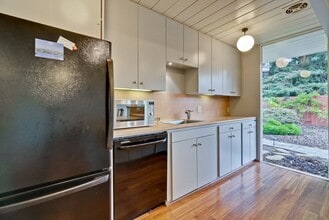 3341 Greer Rd in Palo Alto, CA - Building Photo - Building Photo